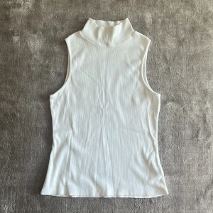 linne - väldigt fint linne med polo krage från nelly, jättebra skick och är nästan aldrig använd