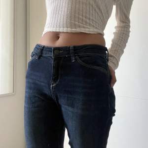 Hej jag säljer mina lågmidjade spirit jeans! Dessa är i nyskick eftersom de alltid har varit lite för stora på mig:( storlek är 26w/32L✨ Jag skulle säga att dom är lite för långa på mig som är 165cm så om du är en lite längre tjej kommer de passa perfekt👸🏽