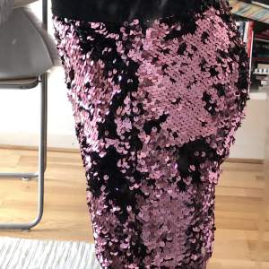  Paljett kjol sätt på Lindex för ungefär ett halvår sedan. 💗org pris 90 kr säljer denna därför för 40 kr ( pris kan diskuteras)😊, inget tecken på slitage storlek 146 till 152. 