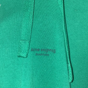 Acne Studios Hoodie - Grön Acne Studios Hoodie i deras klassiska modell Fagen Stamp. Plagget är aldrig använt, även prislappen sitter kvar och medföljer. Storlek L.