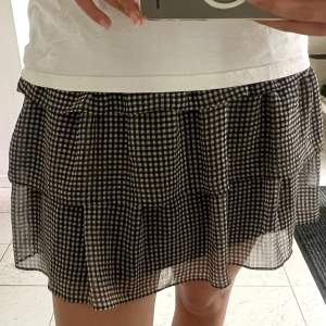 Så fin rutig kjol till sommaren i storlek M som passar L också, från H&M💞