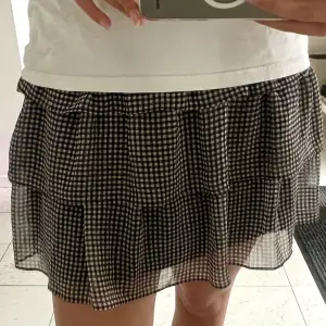 Så fin rutig kjol till sommaren i storlek M som passar L också, från H&M💞