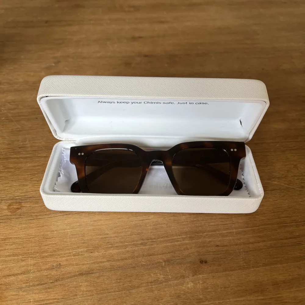 Ett par solglasögon från Chimi i modell 04 färg tortoise. Inga skador alls, helt som ny. Lådan följer med! Nypris 1250kr, så jag säljer för halva priset! Köpare står för frakt💕. Accessoarer.