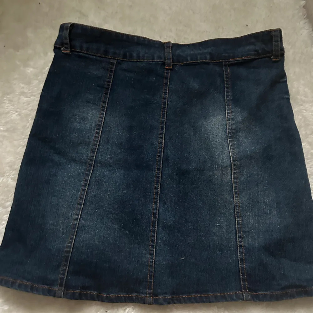 Jeans kjol med knappar. 158/165 skulle säga att det är en xs. Kjolar.