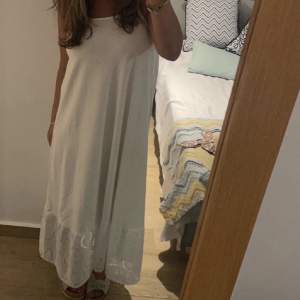 En långklänning köpt från Zara förra sommarn, inte särskilt använd då den inte är min stil💕