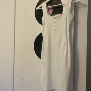 Vit klänning - Perfekta sommarklänningen, sitter lite tajt på mig som vanligen bär S, därav säljer jag den, helt ny aldrig använd och prislapp kvar