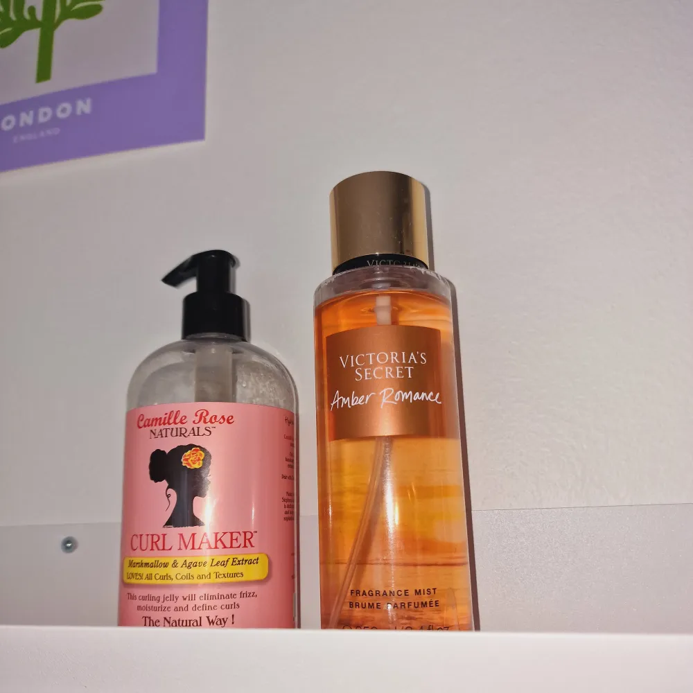 Ett curlgel från Camille rose 120;- och en Body mist från Victoria secret SÅLD. Curlgelen är ganska använd men mer än hälften kvar, body misten är nästan helfull.. Parfym.