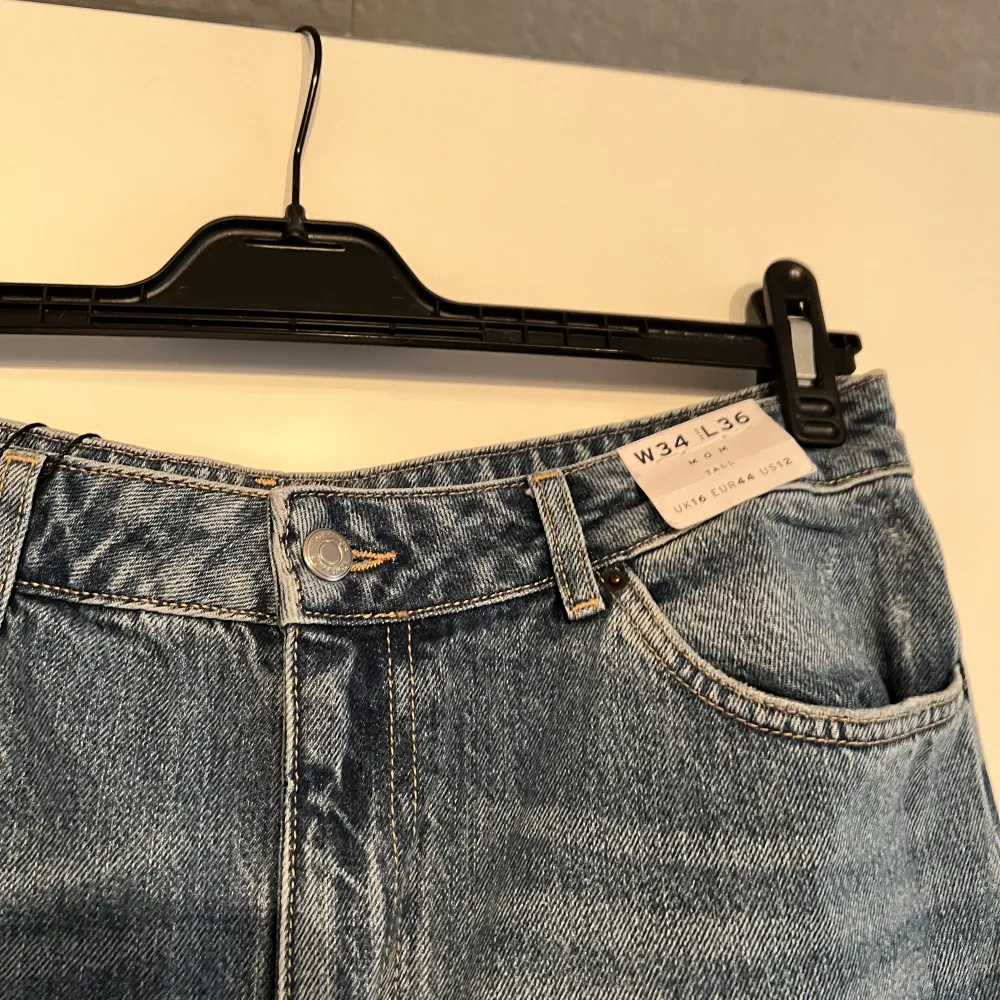 Så snygga mom jeans från Asos. Aldrig använda!💙 W34 L36. Jeans & Byxor.