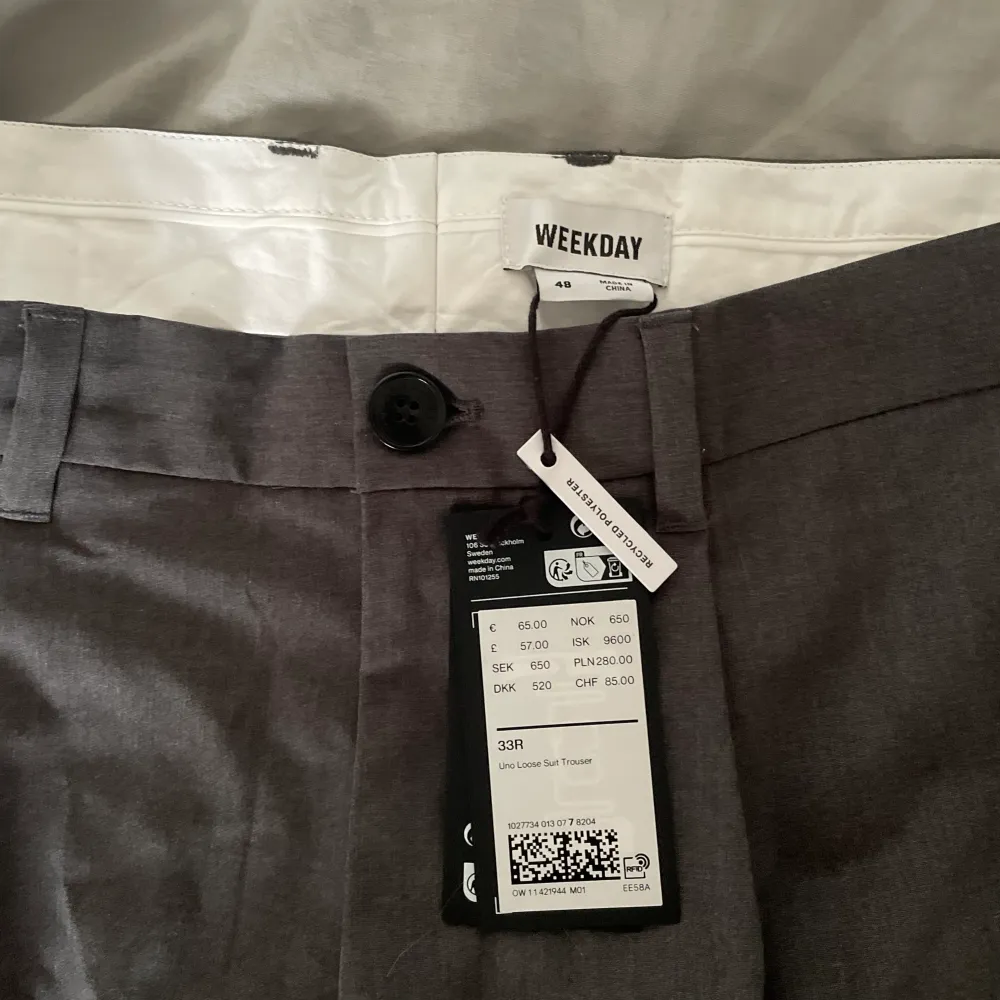 Säljer nu mina grå kostymbyxor från weekday. Aldrig använda och prislappen finns kvar. Köparen står för frakten, ingår INTE i priset. 💕. Jeans & Byxor.