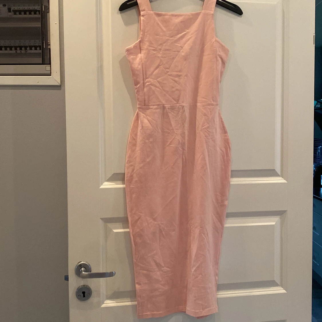 Rosa klänning med superfin rygg  - 90