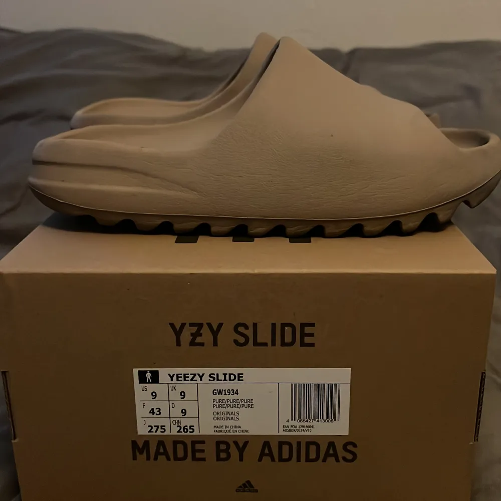 Tjena, säljer nu mina Yeezy slides pure. Inköpta på vestaire. Är äkthets godkänd av deras experter. Har ni aldrig handlat där innan så betalar man 200 för att varan ska skickas in till dem så dem kollar om varan är äkta. Isf får man hem varan med lappen.. Skor.