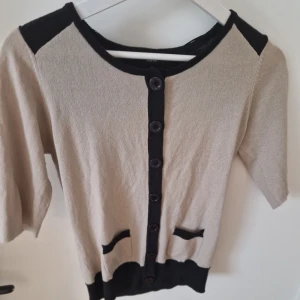 Beige kofta - Kortärmad kofta med knappar