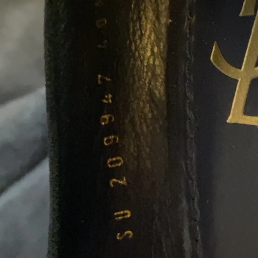 Äkta YSL klackar som inte kommer till någon användning men är så himla bekväma att gå i… lite slitna på under sidan därför säljs dem billigt. Kengät.