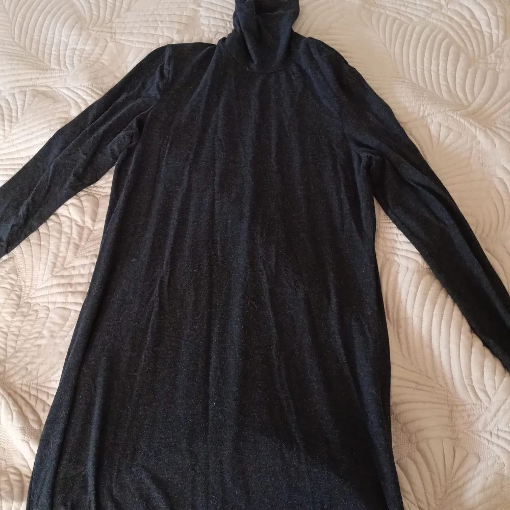 Det här är en långklänning som är svart och kommer från Lindex. Det är storlek s. . Klänningar.