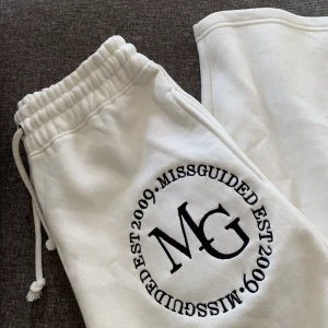 Mjukisbyxor - Jätte fina mjukisbyxor från missguided. Aldrig använda då dom är alldeles för stora för mig som har storlek 36. Storleken på byxorna är 36 men dom är väldigt oversized och är för långa för mig som är 165cm. 💘💘