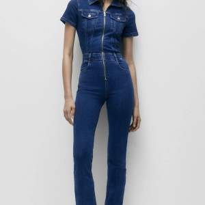 Säljer en denim jumpsuit från PULL&BEAR. Aldrig använd. Prislapp hänger kvar. 