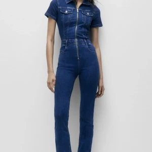 Denim jumpsuit  - Säljer en denim jumpsuit från PULL&BEAR. Aldrig använd. Prislapp hänger kvar. 