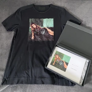 Limitato T-shirt  - Hej!  Säljer min Limitato T-shirt Skick 9/10 ( Inga defekter ) Storlek M passar även S  Box och kvitto finns Nypris: 1899  säljs för 850 Tveka inte att skriva om du har någon fråga😊