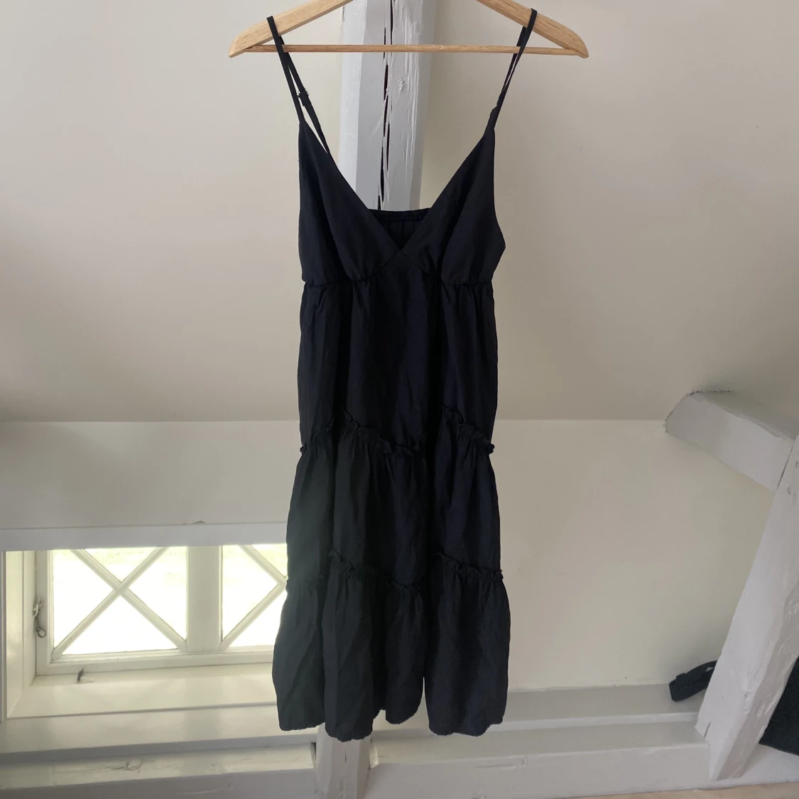 Svart volangklänning