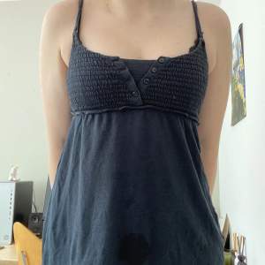 mörkblått linne med knappar (har en fläck men tvättar obv innan frakt)