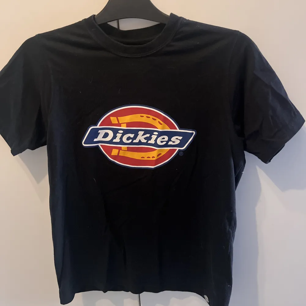 En fin och skön Dickies t-shirt i jättefint skick, endast provad. Den är i X-small men passar även mig som är Small. Nypris 299kr. T-shirts.
