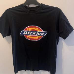 En fin och skön Dickies t-shirt i jättefint skick, endast provad. Den är i X-small men passar även mig som är Small. Nypris 299kr
