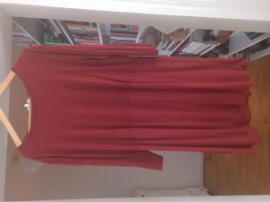 Oanvänd Roströd tunika  - Roströd tunika från Indiska, oanvänd. Tvp olika tyger. Bomull upptill och lite mer glansigt nertill.  Nypris 349 kr