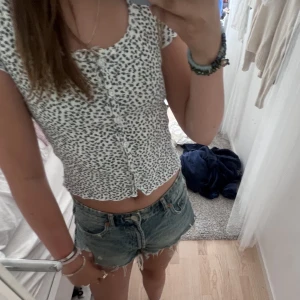 Kofta - En jätte fin blommig t-shirts kofta! Från Brandy Melville 