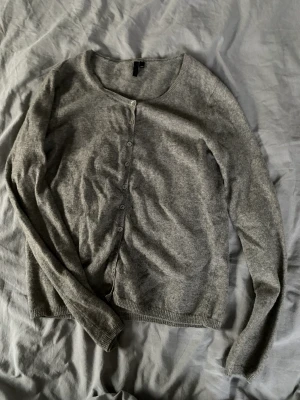 Kofta - Superskön kofta från Ellos! Den har tyvärr några små hål men de syns inte så mycket 🥰🥰