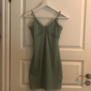En jätte söt grön sommar klänning, den är tight och dessutom helt oanvänd!❣️