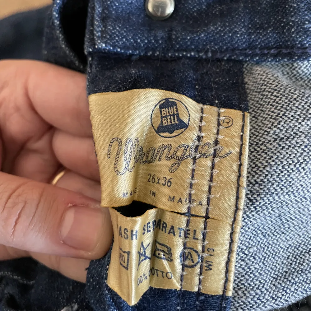 Ett par riktigt snygga utsvängda vintage jeans från wrangler, förmodligen från 70-talet i nästintill nyskick! De är markerade strl 26”/36” men gamla storlekar så de är bra mycket mindre egentligen, så ni får se måtten istället! 🥰. Jeans & Byxor.