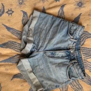 Fina jeansshorts från monki  Halvt högmidjade  För mer info, mått eller bilder skriv privat! 🫧