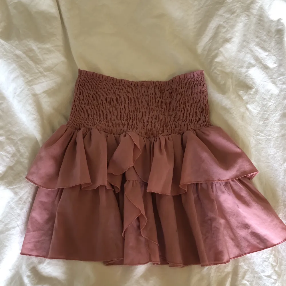 en jättefin kjol från neo noir, knappt använd och köpte för 450kr. Storlek small💕💕. Kjolar.