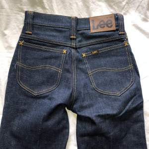 Högmigdjade klassiska 70-tals jeans som är från den tiden. Bra skick med tanke på åldern. Uppskattar att storleken är ungefär xs/s. Innerbenslängd ca 85cm. Midjemått ca 68cm. Vikt ca 755g. Har svårt att göra mig av med dessa så säljer bara för bra pris.🥲