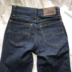 Högmigdjade klassiska 70-tals jeans som är från den tiden. Bra skick med tanke på åldern. Uppskattar att storleken är ungefär xs/s. Innerbenslängd ca 85cm. Midjemått ca 68cm. Vikt ca 755g. Har svårt att göra mig av med dessa så säljer bara för bra pris.🥲