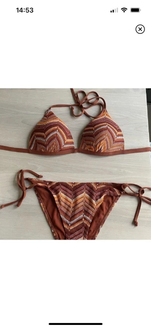 Bikini - Så galet snygg missoni liknande bikini! Jättefint skick och sitter asfint på!😍😍
