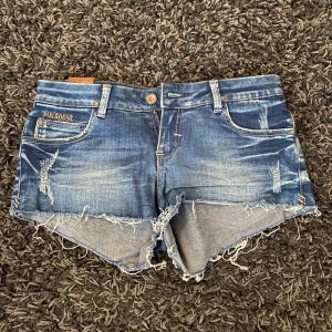 Jeansshorts - Säljer dessa as snygga lågmidjade jeansshorts! Hör av dig vid intresse eller frågor💕🌟