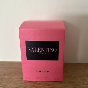 Valentino Donna Parfym Born In Roma - Säljer denna valentino Donna Born Oanvänd Born In Roma Parfym. Säljer då jag beställde fel och sedan inte kunde skicka tillbaka💓. 30 ml. 