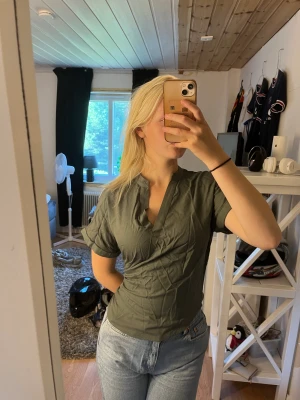 Grön blus  - Säljer en v- ringad grön blus. Använt 1 gång💕