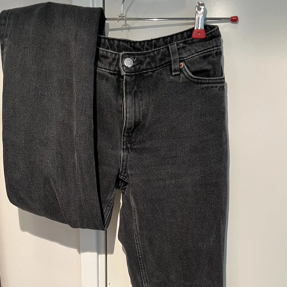 Säljer dessa lågmidjade jeans för dem blivit för små, använda flera gånger och köpta januari 2022. Pris kan diskuteras🤍. Jeans & Byxor.