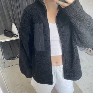 Teddy-Jacka - Skriv privat vid fler frågor!😊 Använd, ganska nopprig på insidan! (Obs smutsig spegel)