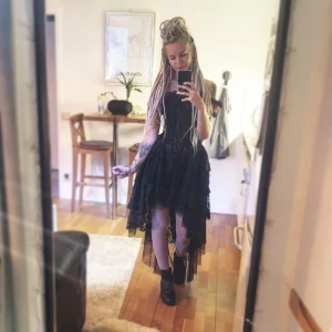 Burleska korsettklänning - Då jag inte riktigt hittar hem i denna fina klänningen så säljer jag nu denna unika gothiska korsettklänning från Burleska. Köptes ny för ett par år sedan 1299kr men använd 2 gånger. Har du frågor så skriv till mig! 