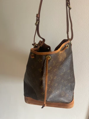 Louis Vuitton  - Säljer nu min älskade noe väska från Louis Vuitton i fint skick. Köpt från the vintage bar. Serienummer för äkthetsbevis kan skickas