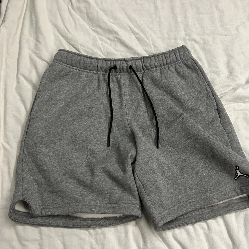 Helt nya kort byxor från Jordan/Nike.Com helt nya lapp o allt sitter kvar. Nypris: 550kr. Shorts.