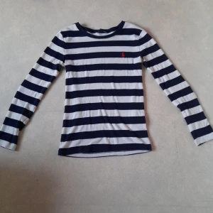 Randig Ralph Lauren Storlek XS - RALPH LAUREN vit/blå randig tight långärmad  Fungerar som S  Felfri, jag har bara växt ut den  Säljes tvättad från rökfritt hem. Obs, hund finns i hemmet   Fraktas enligt överenskommelse. Frakten bekostas av köparen.