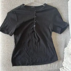 Svart ribbad t-shirt - Använd typ 3 gånger - Ordinare från Gina Tricot - Storlek L - Köparen betalar för frakt - Inga returer - Betalning via köp direkt 