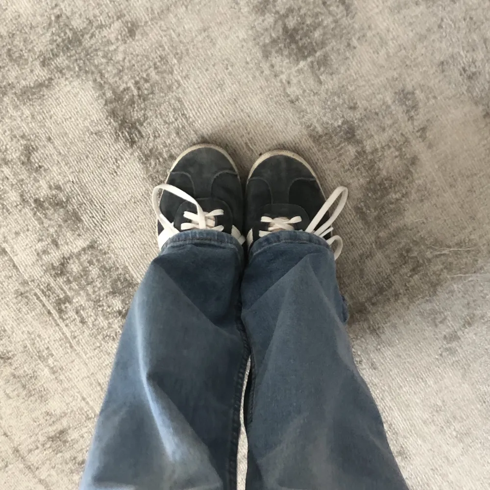 Adidas gazelle sneakers i gott skick.  Använda få gånger så nästan som nya. Mörkblå/grå färg med vita detaljer. Sköna och snygga skor . Skor.
