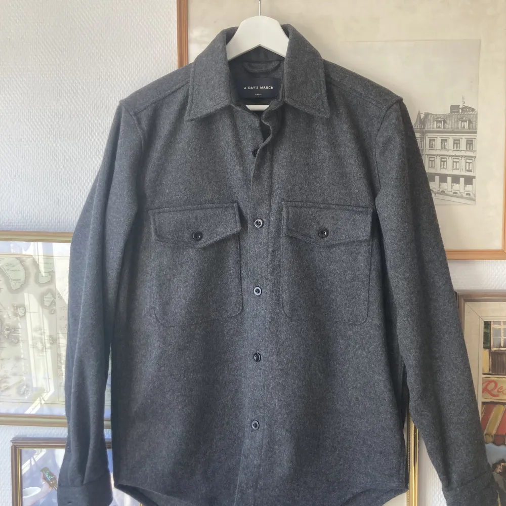 Ull/cashmere overshirt från A days march, storlek S. Inköpt i butik våren 2023. Aldrig använd, hängt i garderoben sedan inköp, därav väldigt bra skick. Nypris ca 1500kr. PM för mer bilder/info. Köparen står för frakt.. Skjortor.