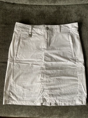 Vit & blå golfkjol från Röhnisch  - Fin vit & blå golfkjol med underbyxor från Röhnisch i storlek 36/ S. Endast använd ett fåtal gånger 🌸 220:-