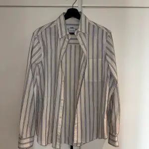 Skjorta i storlek S Köpt på Zara för 399kr Oanvänd